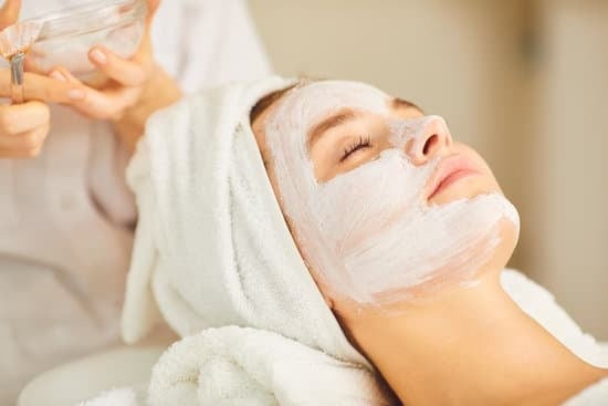 Gesichtsanwendung Facial Luxury mit Beauty Service